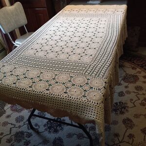 Vintage Cream Crochet Tablecloth/Bed Spread Cottagecore Grandmacore Countrycore